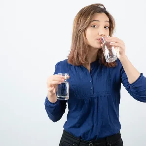 عوارض نوشیدن بیش از حد آب تصفیه