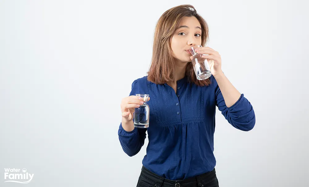 عوارض نوشیدن بیش از حد آب تصفیه